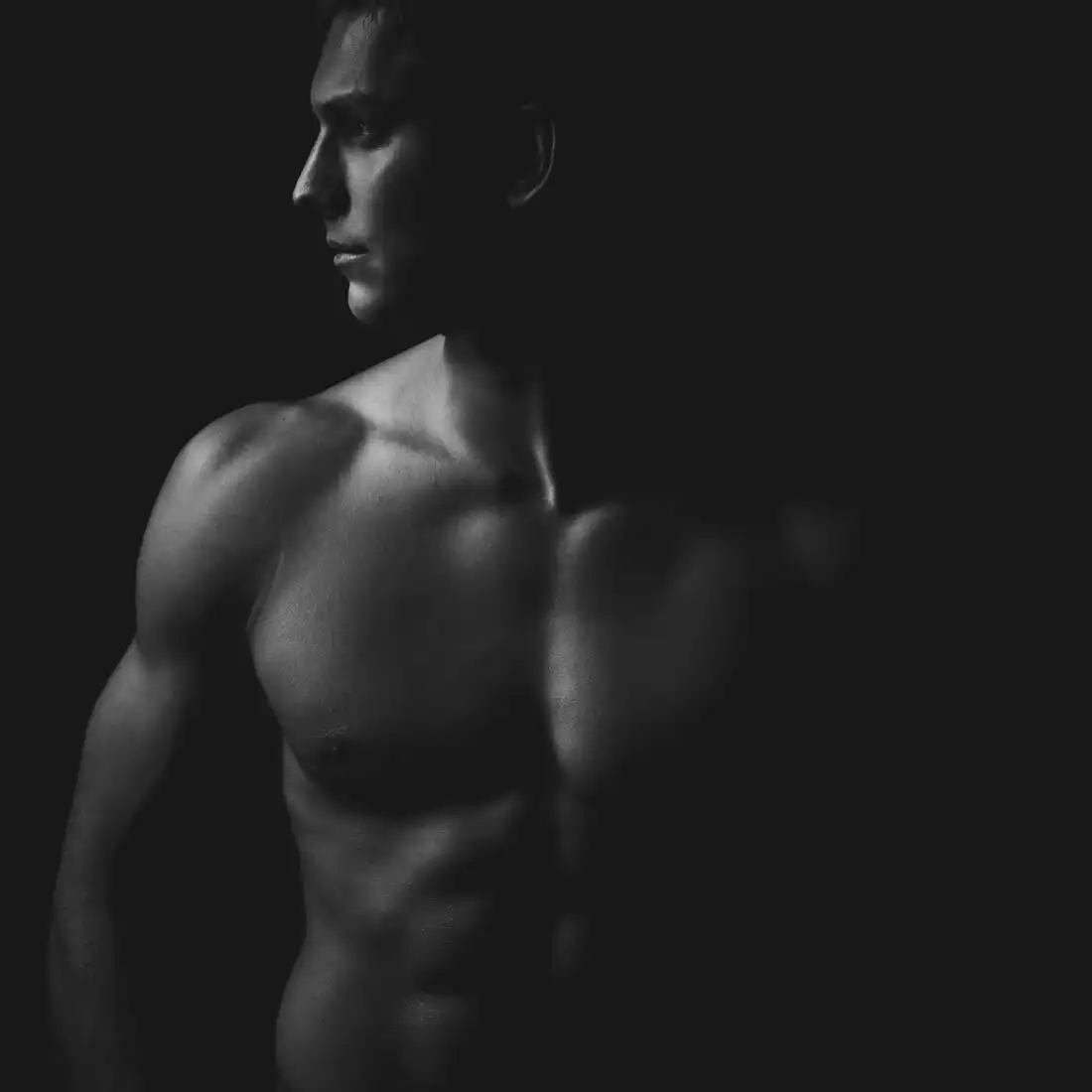 chiseled man looking to the side | gynecomastia in miami